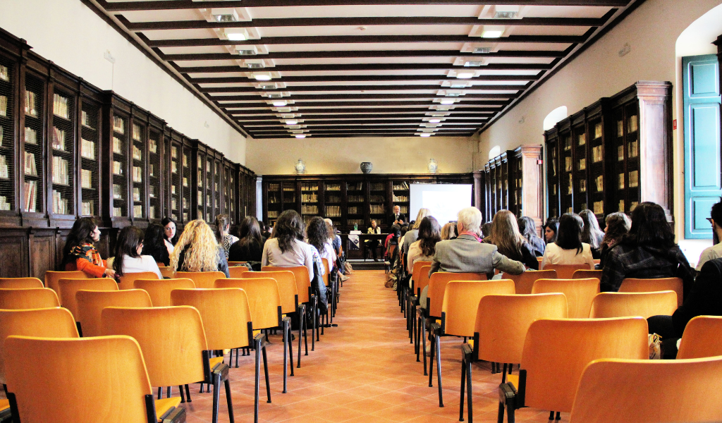 Palestra de conscientização sobre ergonomia e saúde no trabalho.